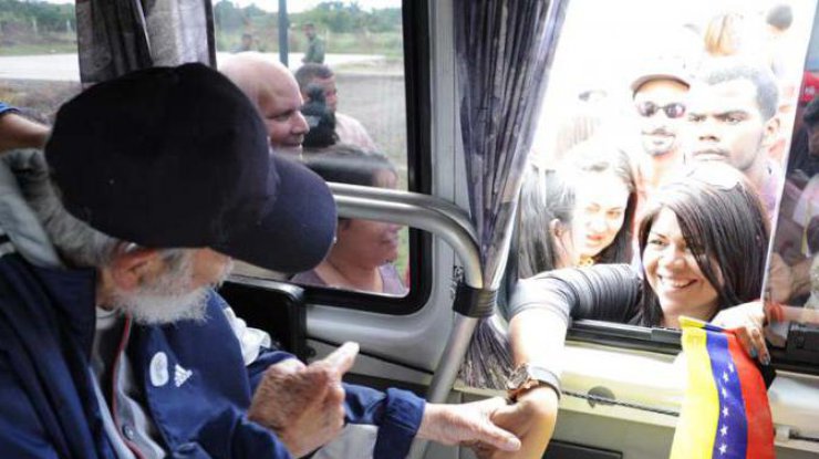 Кастро обменялся рукопожатиями с венесуэльцами. Фото granma.cu
