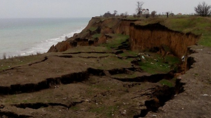 Оползень накрыл дикий пляж в с. Санжейка Одесской области