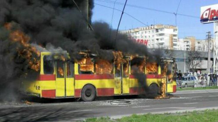Троллейбус сгорел дотла