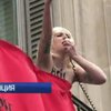 Голые FEMEN пытались сорвать праздник в Париже 