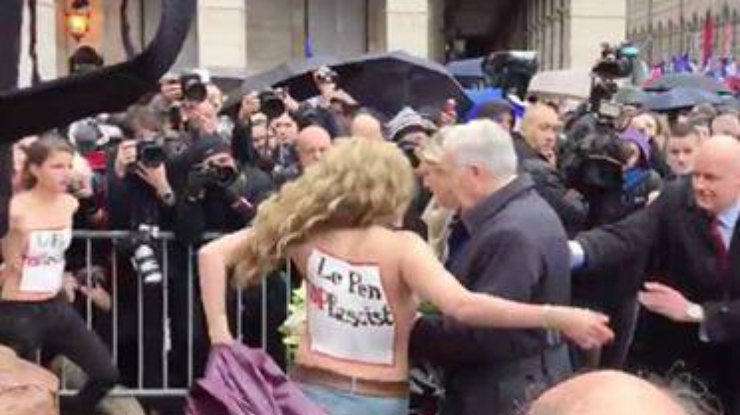 FEMEN не устают шокировать публику.