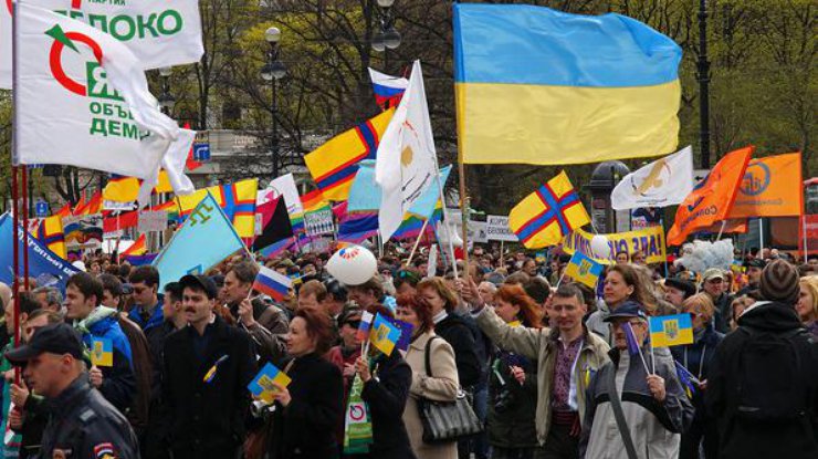 Многие участники Первомая в Петербурге несли украинские флажки и знамена.фото - gudbrud.livejournal.com