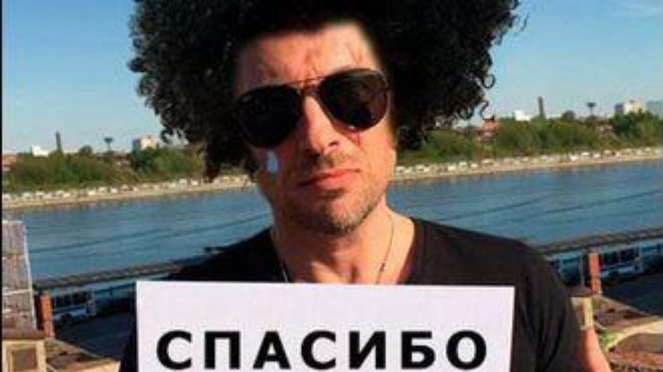 Дмитрий Нагиев с бумажкой в руках породил новый мем. Фото @SlySlyHedgehog