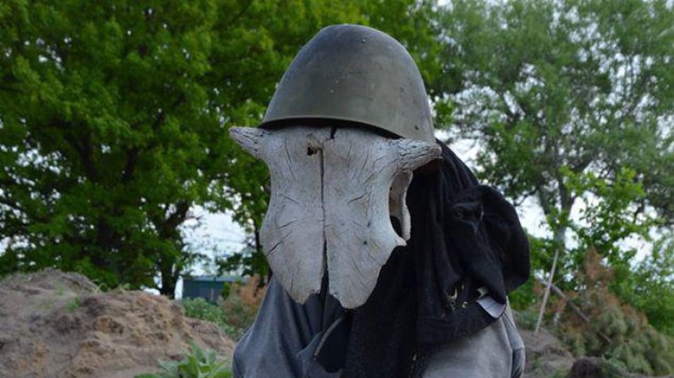 Солдаты создают муляжи, схожие на инсталяции скульптора-кичмена.