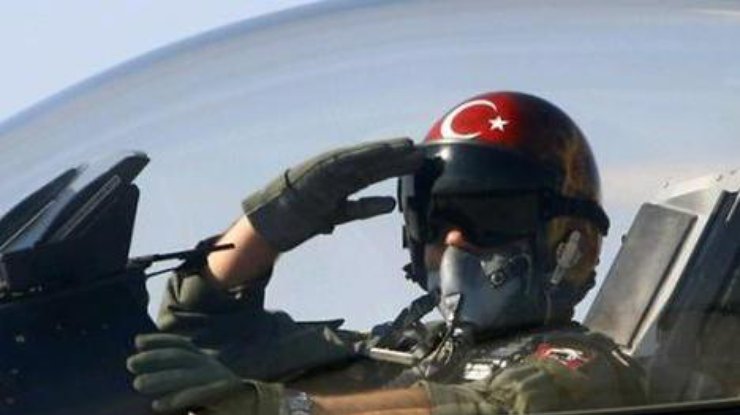 Истребитель ВВС Турции F-16 выпустил две ракеты по самолету Сирии.