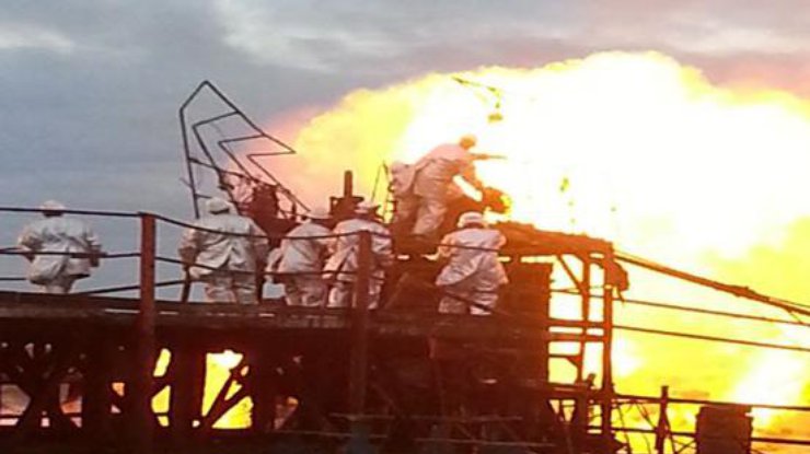 Огненный фонтан затухнет лишь через три недели. Фото lifenews