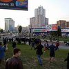 На Осокорках в Киеве с дракой снесли забор торгового центра (фото, видео)