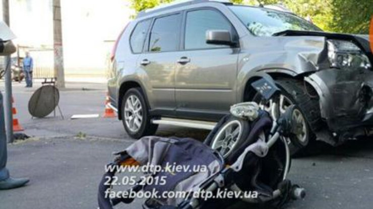 Машина буквально раздавила коляску. Фото dtp.kiev.ua