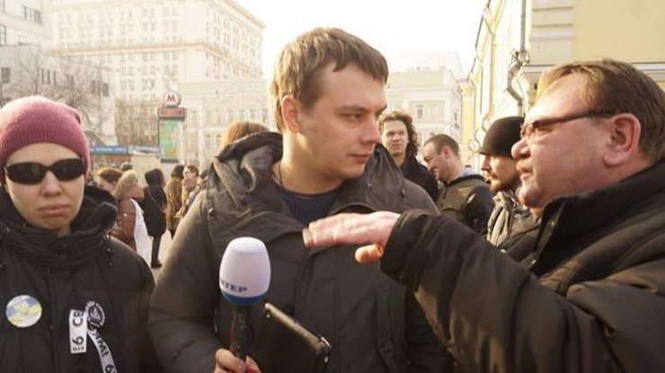 Данил Русаков - в центре - задержан вместе с оператором