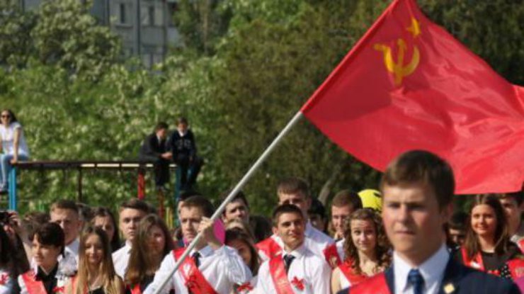 Школьники Симферополя выпустились под советским флагом. Courtesy photo.
