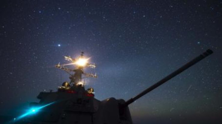 Ракетный эсминец Ross. Фото с сайта Шестого флота США.