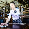В России официантка избила наглого посетителя (видео)