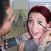 Парень сделал девушке макияж (видео)