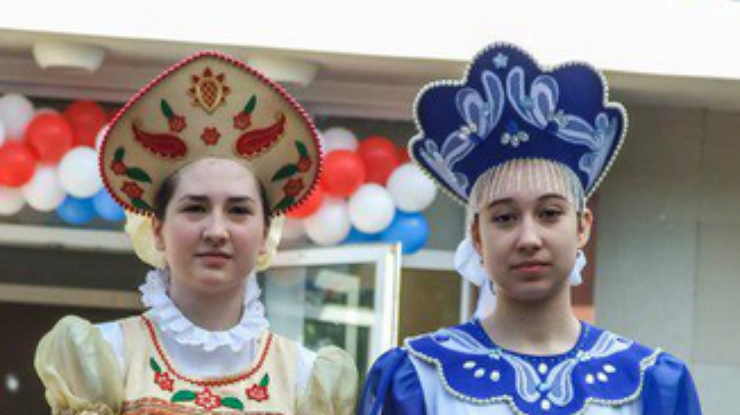 Детей нарядили в русские костюмы