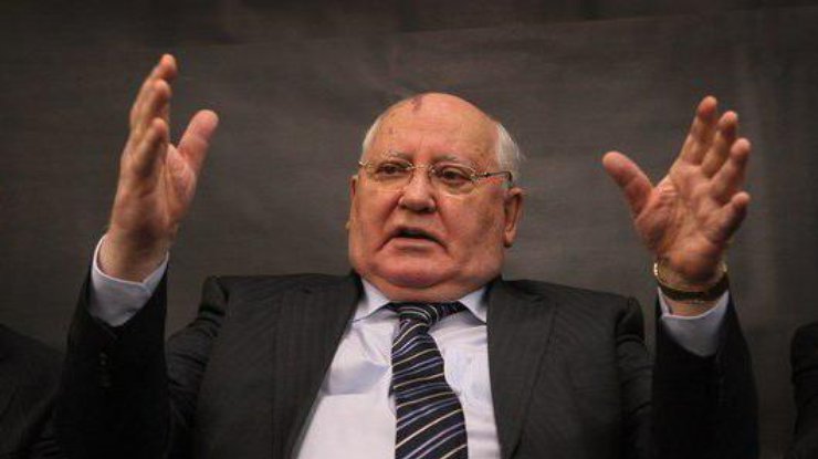 Горбачев разрабатывает идею перестройки в России 