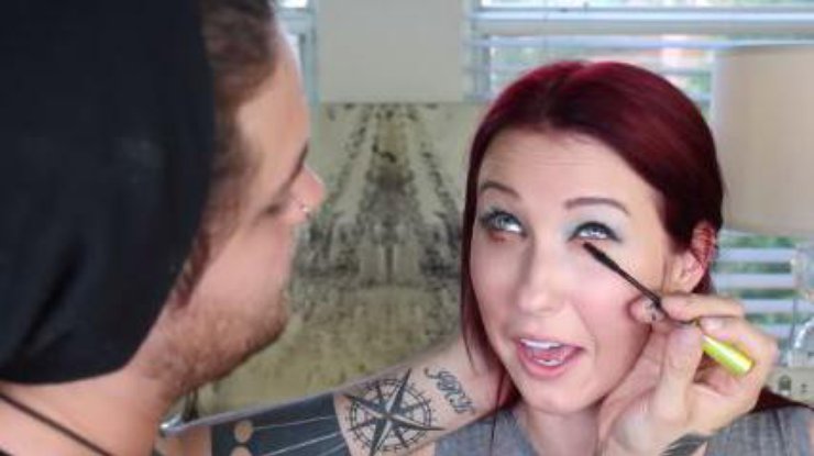 Муж сделал жене макияж. Кадр из видео