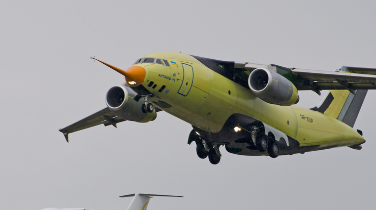 "Антонов" в начале мая поднял в небо новый военно-транспортный самолет Ан-178. Фото: Василий Коба