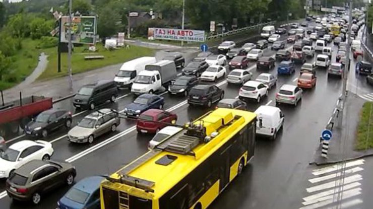 Пробки в Киеве наблюдаются с самого утра.