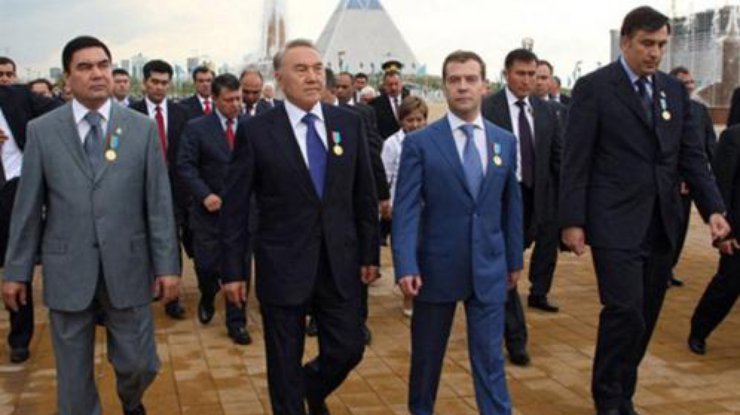 Медведев прокомментировал назначение Саакашвили