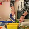 Переселенка з Луганщини малює картини праскою