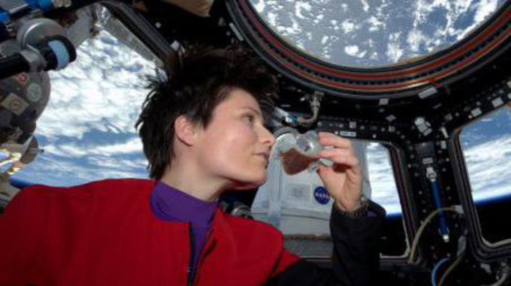 Саманта Кристофоретти пробует свежезаваренный эспрессо на борту МКС. фото - twitter.com/AstroSamantha