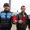 Школьникам Луганска раздают псевдопаспорта ЛНР (фото)