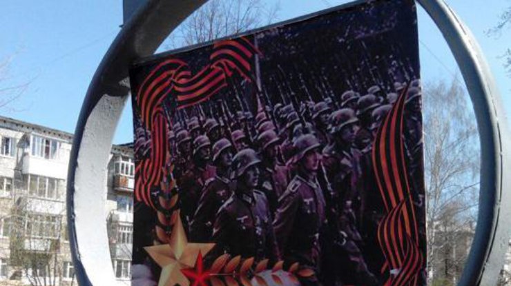 Плакаты с нацистами и георгиевской лентой появились в Алапаевске.