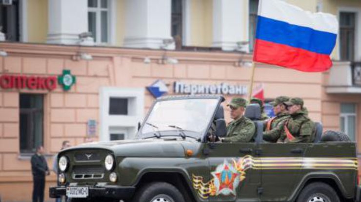 Флаг России на параде в Минске