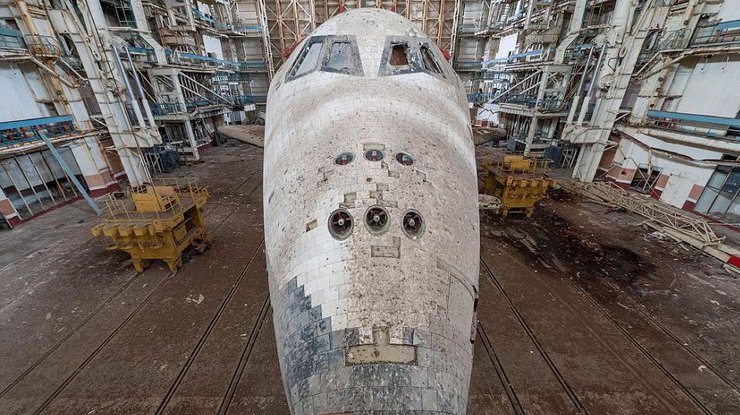 Заброшенный ангар с российскими космическими кораблями 