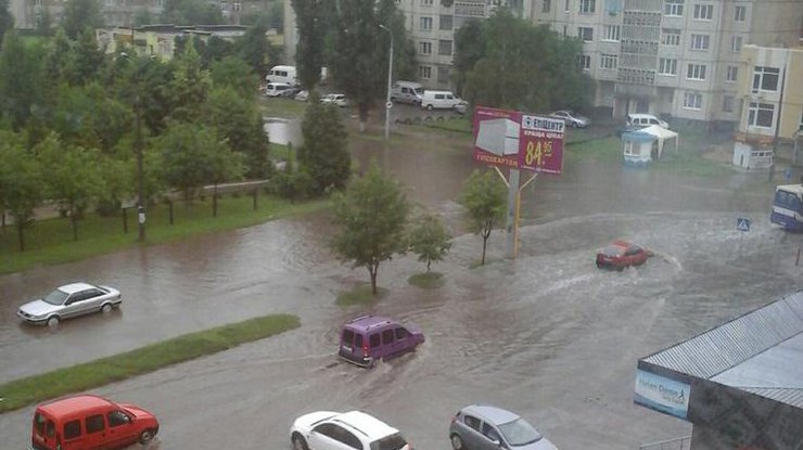 Луцк затопило ливнем. Фото ar.volyn.ua