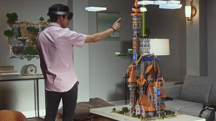 Демонстрация технологии HoloLens впечатлила публику