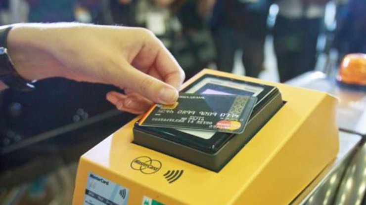 Турникеты для отплаты карточной появились на 17 станциях метро Киева