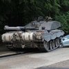 В Германии танк растрощил автомобиль на общей дороге (фото)