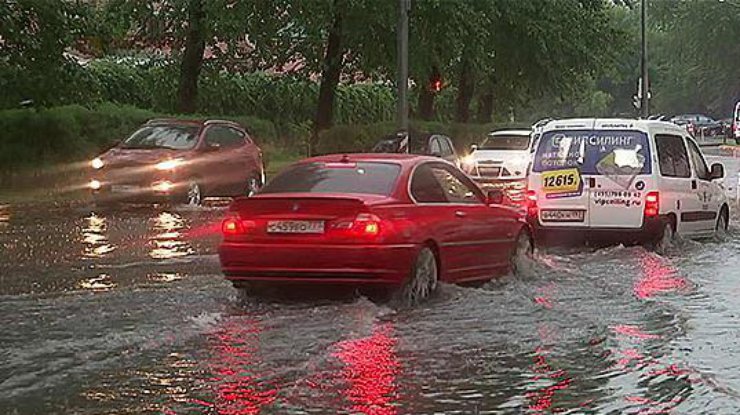 В потоке воды глохнут машины. 1tv.ru