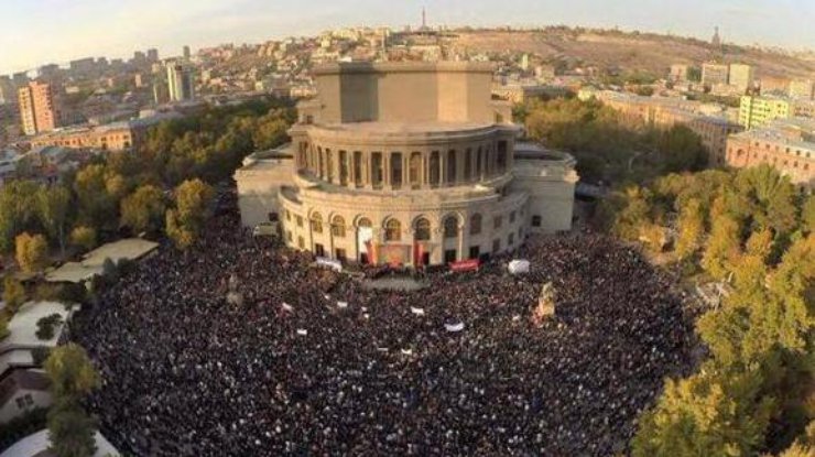 В Ереване требуют отставки президента