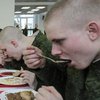 Солдат на фронте кормят паштетами с плесенью и кашей без мяса