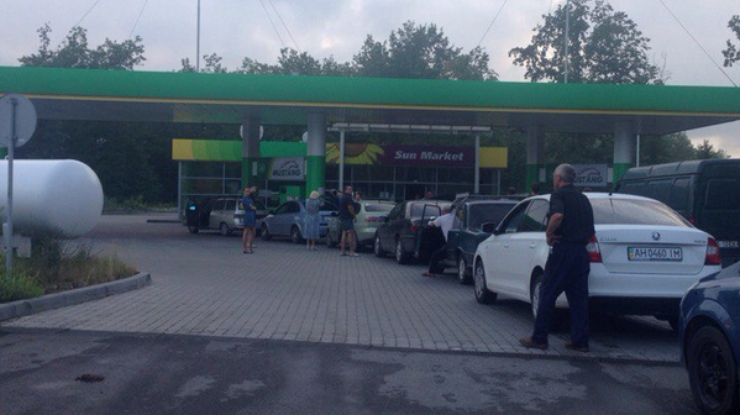 Дончане буквально охотятся за бензином. Источник informator.lg.ua