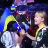 Российскую журналистку "обломали" украинским флагом (видео)