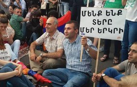 Часть протестующих в Ереване прекращает митинг