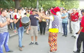 Протестующие в Армении играют в волейбол на "тарифном Майдане"