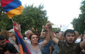 Армения протестует: митингующие организовали шествие по улицам города