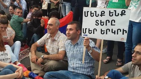 Часть протестующих в Ереване прекращает митинг
