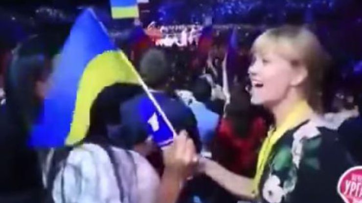 Журналистку из России "затроллили" украинским флагом. Кадр из видео "Вечерний ургант"