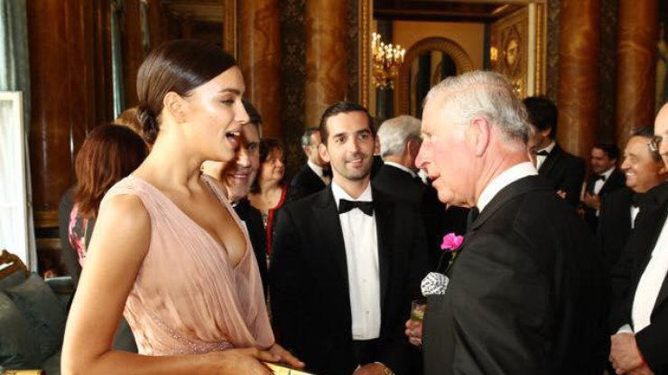 Ирина Шейк с глубоким декольте посетила вечеринку с принцом Чарльзом. Фото из архива Шейк
