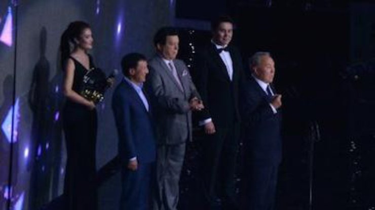 Назарбаева наградили на МУЗ-ТВ. Фото: Турар Казангапов