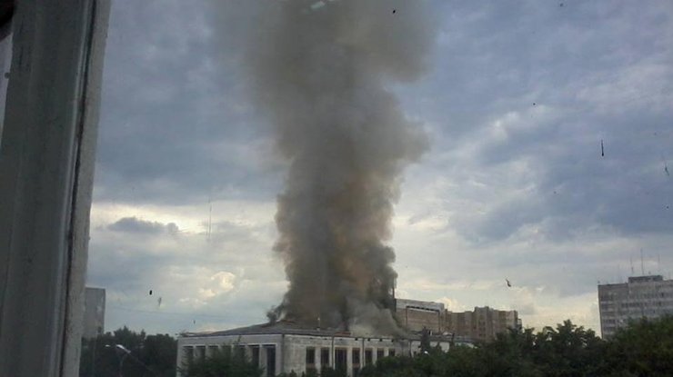 Черный дым поднялся над зданием и виден издалека. Источник: ednist.info