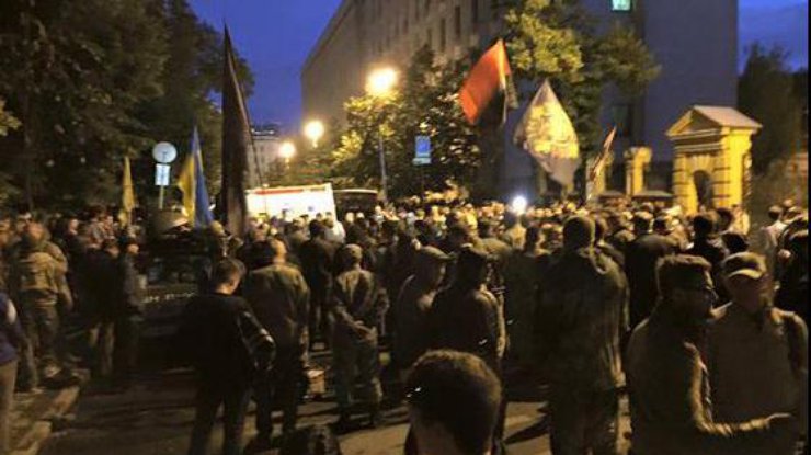 На улице Банковой в Киеве проходит пикет "Правого сектора"