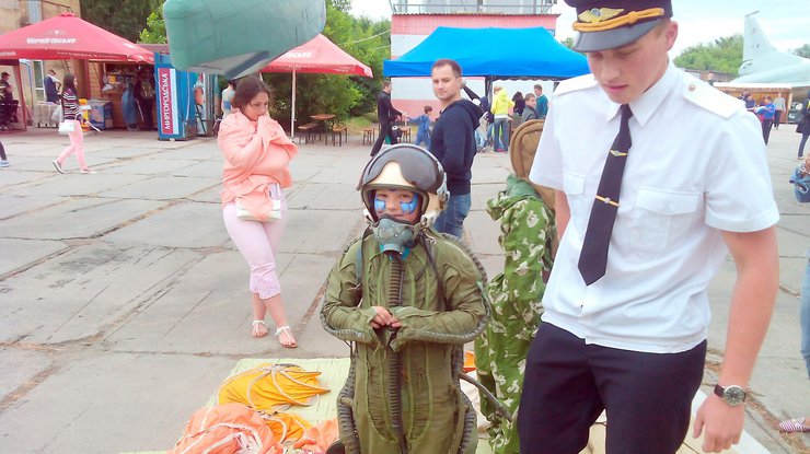 В Киеве детей учат разбираться в авиации. Фото podrobnosti.ua