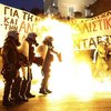 В Афинах протестующие забрасывают полицию коктейлями Молотова (фото, видео)
