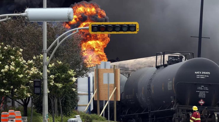В Америке взорвался поезд с химикатами